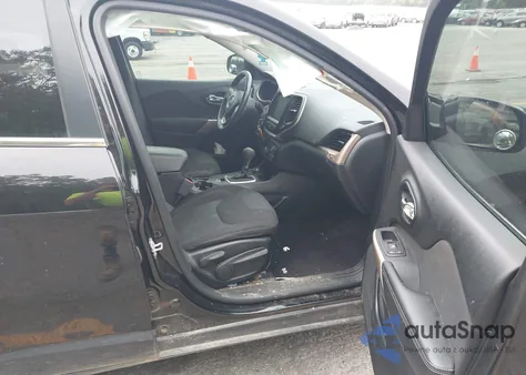 2017 Jeep Cherokee Latitude 4X4 z USA, uszkodzony, nr VIN 1C4PJMCS5HW570679